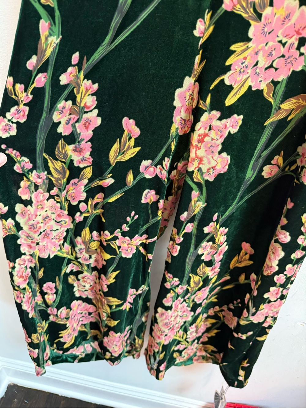 Retro Stage Velvet Floral V-Neck Dress in Dark Green and Pink - Picture 3 of 4